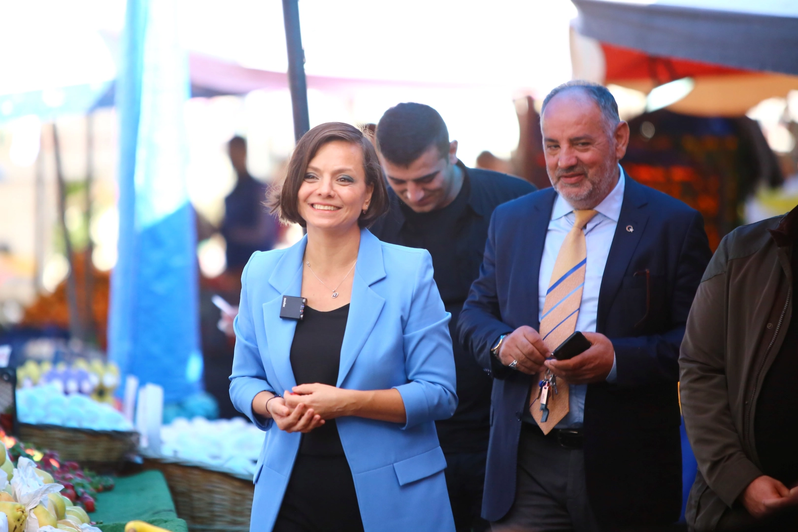 İzmir Karabağlar Belediyesi, Ramazan Bayramı arifesinde kent merkezinde yaşanan kaldırım