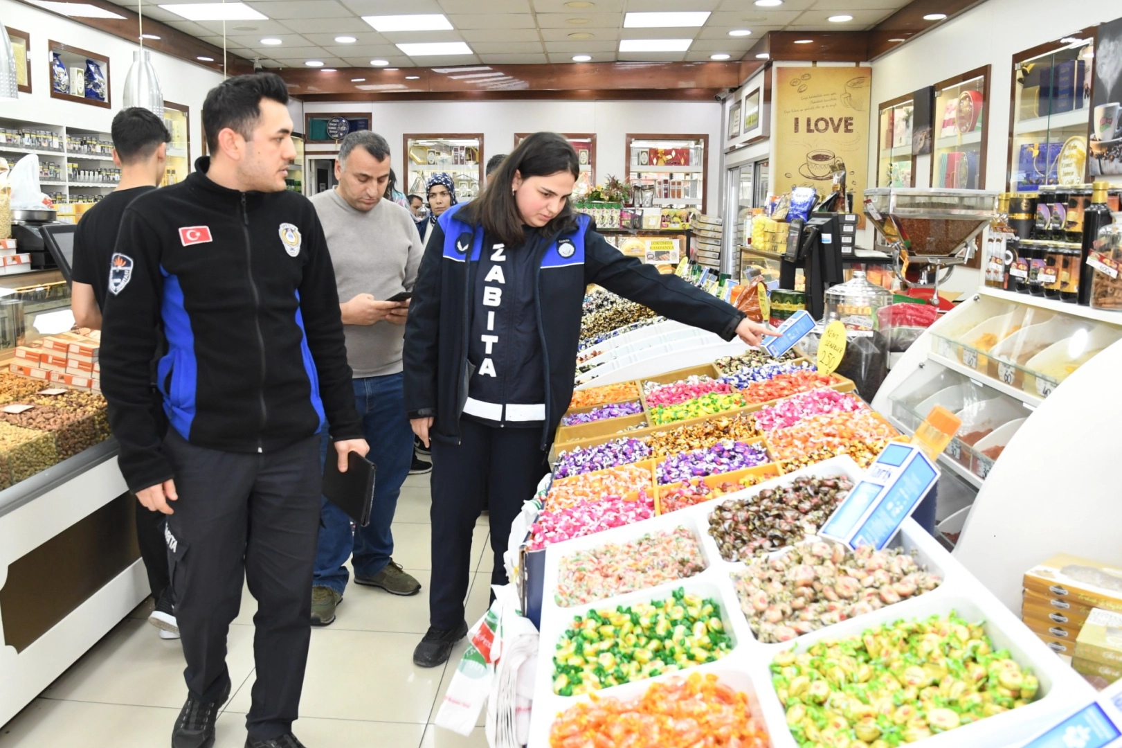 İzmir’de Karabağlar Belediyesi, Ramazan Bayramı öncesinde vatandaşların güvenli ve huzurlu