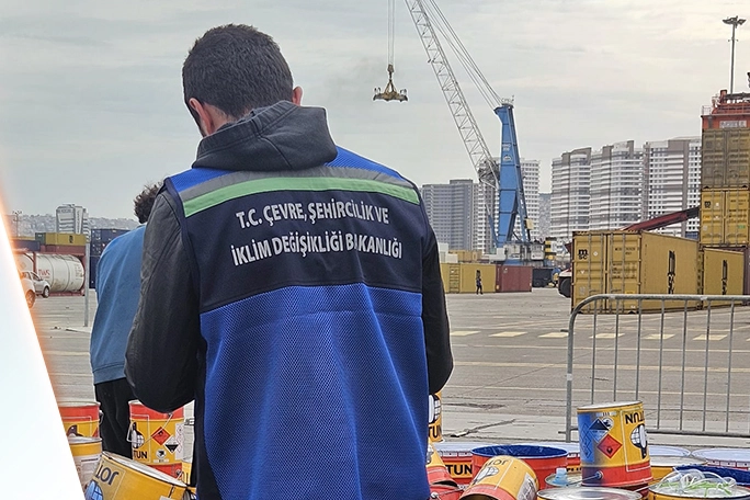 Çevre, Şehircilik ve İklim Değişikliği Bakanlığı İzmir İl Müdürlüğü ekipleri,