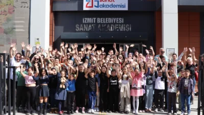 Kocaeli İzmit Belediyesi Sanat Akademisi tiyatro eğitmenleri gerçekleştirdikleri eğitimler ile, genişleyen