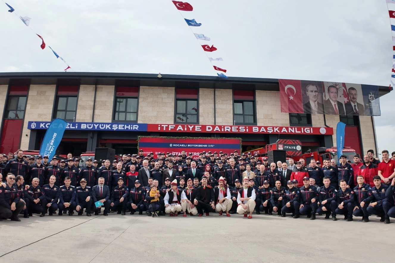 Kocaeli Büyükşehir Belediye Başkanı Doç.Dr.Tahir Büyükakın, 96 yeni itfaiye personeli