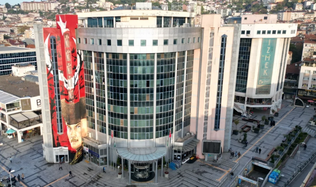 Kocaeli İzmit Belediyesi, belediyede yıllarca emek verip kente hizmet eden emekli