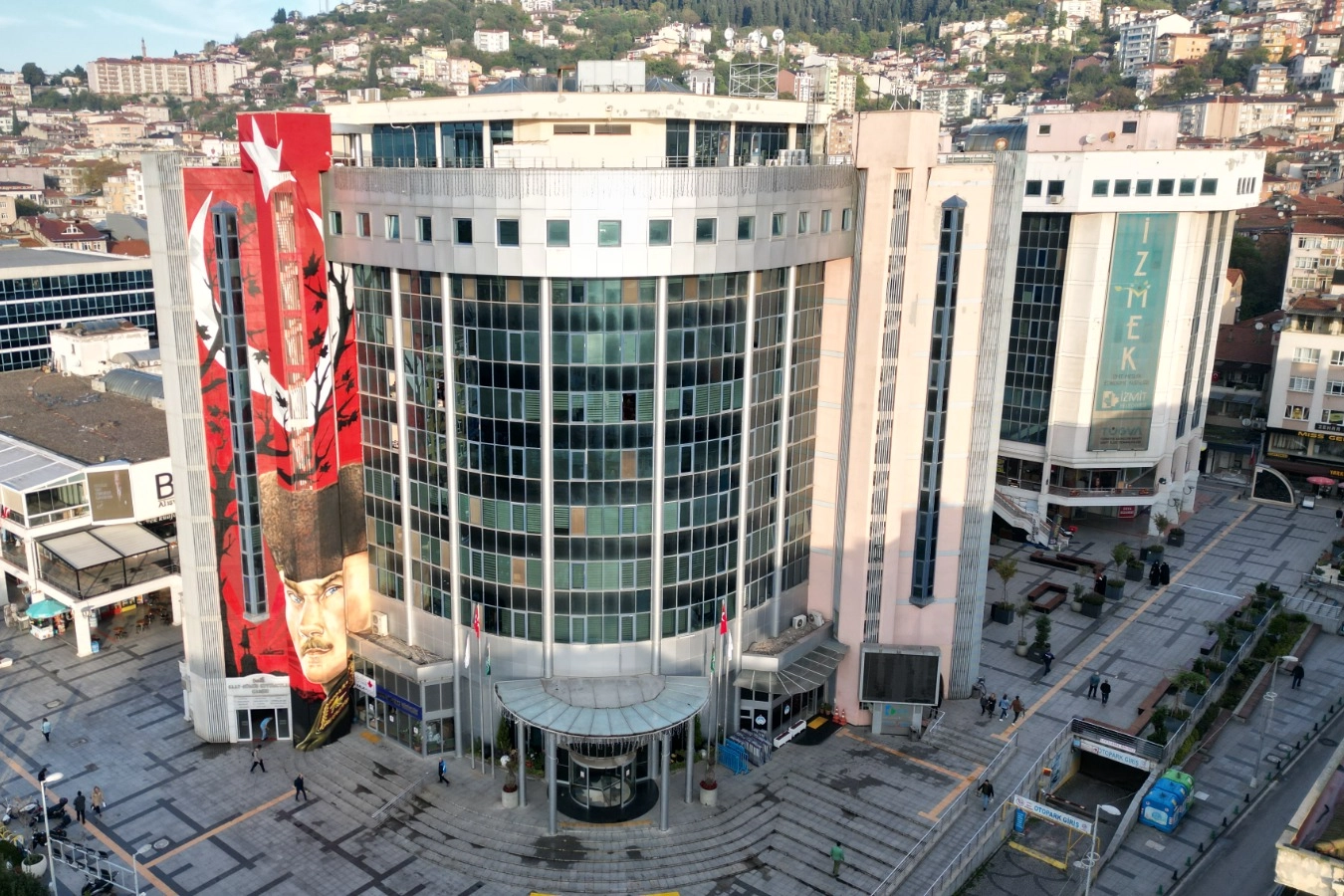 Kocaeli İzmit Belediyesi, belediyede yıllarca emek verip kente hizmet eden emekli