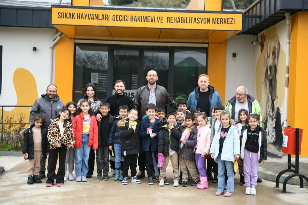 Kocaeli’ne bağlı Çayırova Akçakoca İlkokulu’nun minik öğrencileri, Çayırova Belediyesi Sokak