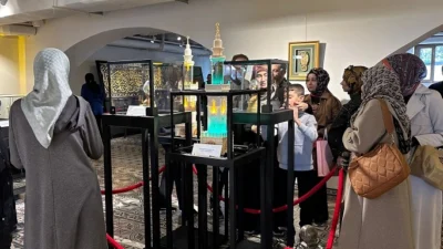 Konya’da Taş Bina Sergi Salonu’ndaki “Mukaddes Emanetler Sergisi” vatandaşlardan gelen