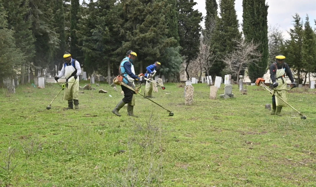 Manisa Büyükşehir Belediyesi, yaklaşan Ramazan Bayramı öncesinde il genelindeki mezarlıklarda