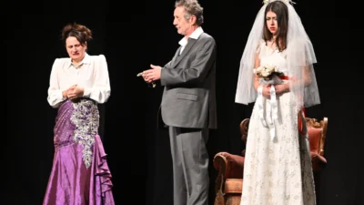 Manisa Büyükşehir Belediyesi Şehir Tiyatrosu, önemli tiyatro eserlerini sanatseverlerle buluşturmaya