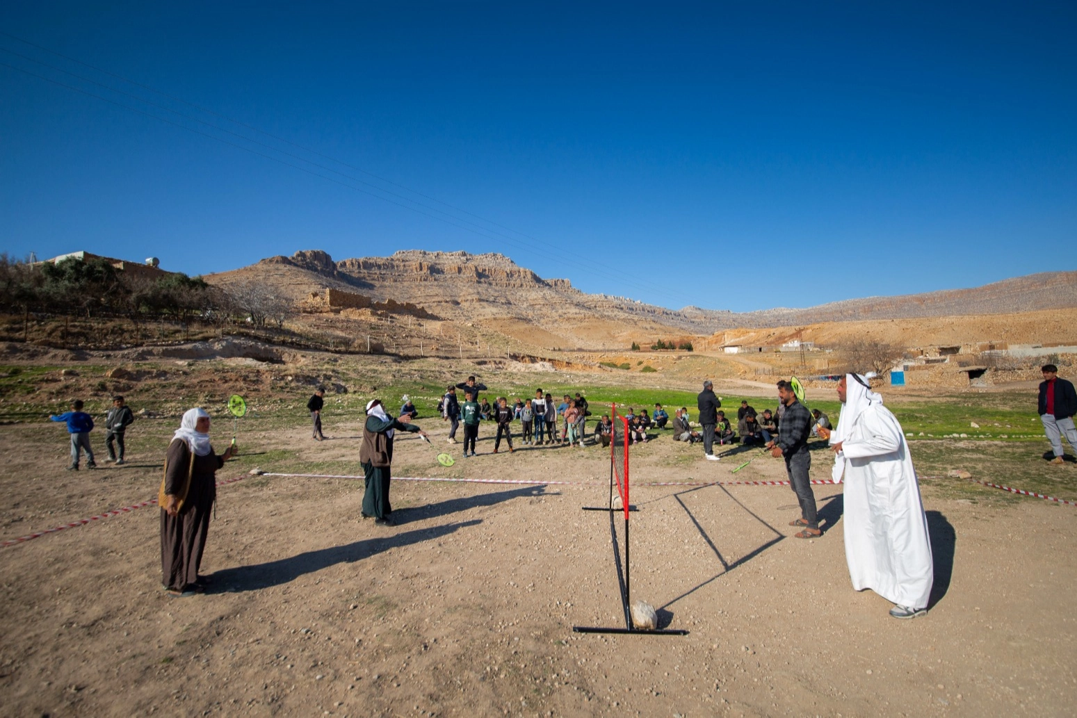 Mardin’in Kızıltepe ilçesine bağlı Akçapınar köyünde vatandaşlar şalvar ve fistanını