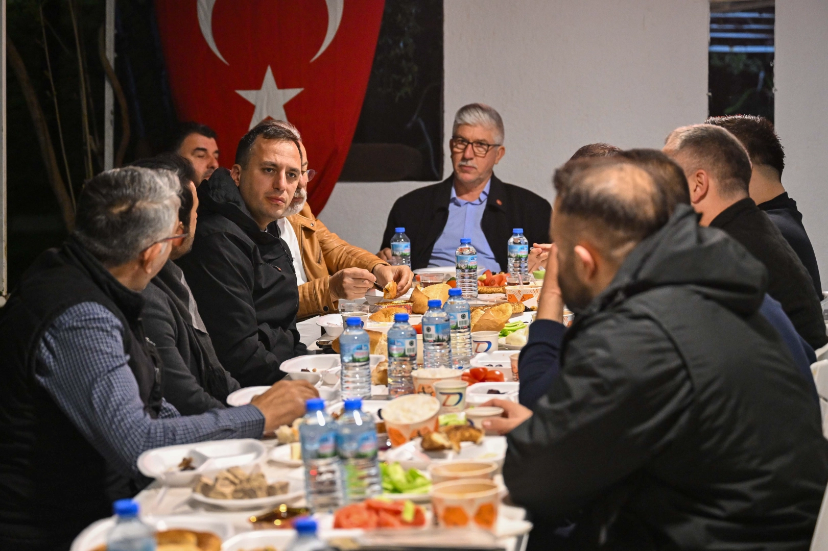 İzmir’de Bornova Belediye Başkanı Ömer Eşki, Ramazan ayı boyunca iftar