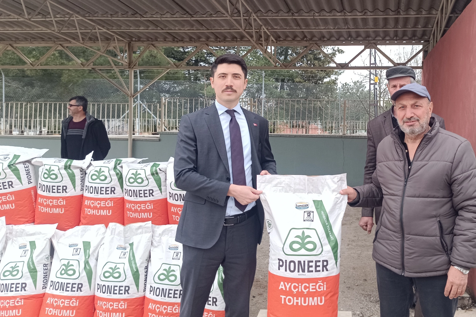 Bilecik’in Pazaryeri ilçesindeki 79 çiftçiye bin 920 kg yağlık ayçiçeği