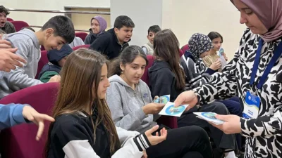 Sakarya Büyükşehir Belediyesi, gençlere bağımlılık tehlikesiyle ilgili yaptığı bilgilendirmelerine bir