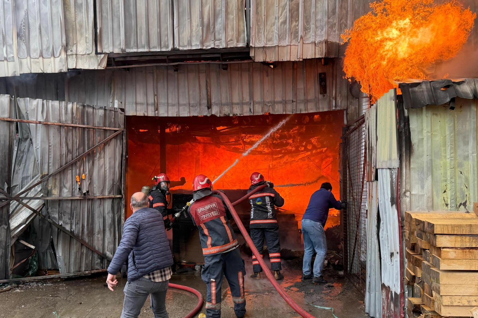 Sakarya Büyükşehir Belediyesi, Serdivan ASEM Mobilyacılar Çarşısı’nda yaşanan yangın olayıyla