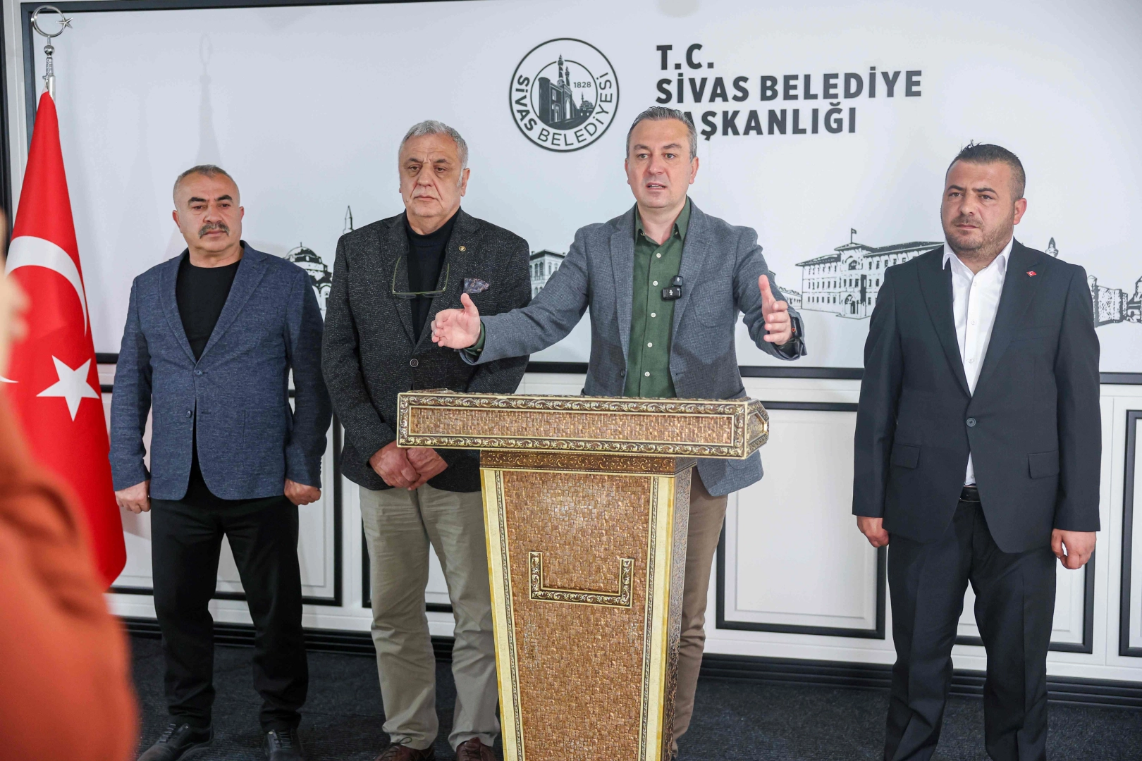 Sivas Belediye Başkanı Dr. Adem Uzun, bir seyyar satıcının Zabıta