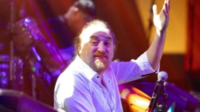 Kuzey Kıbrıs Türk Cumhuriyeti’nde sahne aldığı sırada fenalaşan ve kaldırıldığı