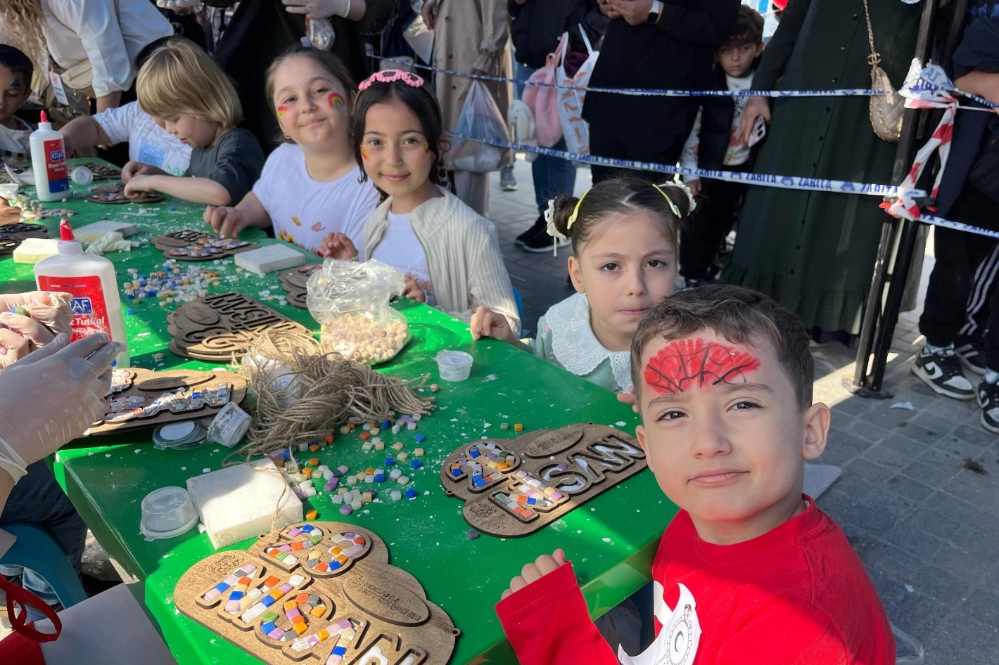 Kocaeli Büyükşehir Belediyesi’nin Gebze’de düzenlediği 23 Nisan şenliği; atölyeler, oyun
