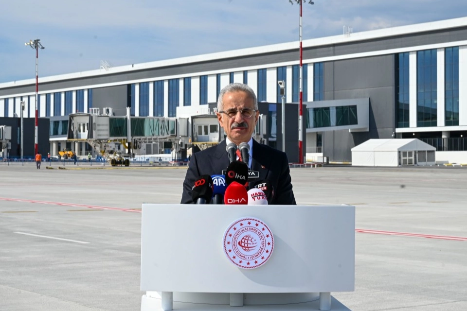 Ulaştırma ve Altyapı Bakanı Abdulkadir Uraloğlu, Deniz Limanı’ndan Antalya Havalimanı’na
