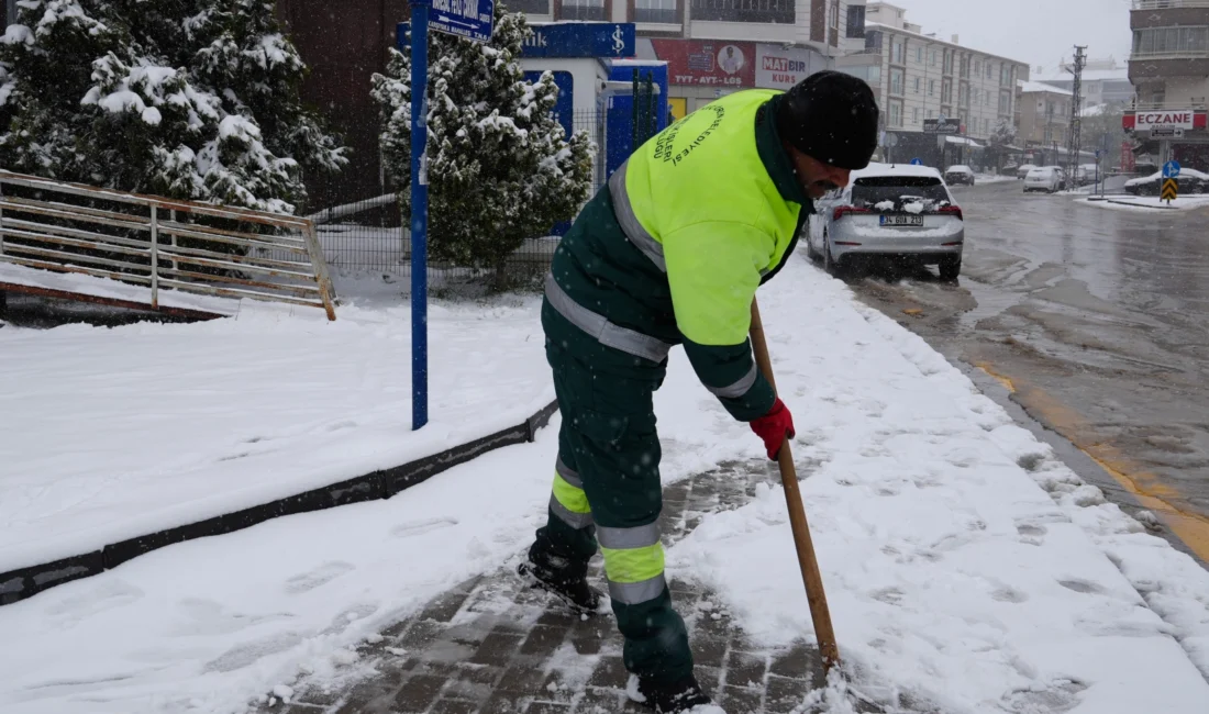 Ankara’da Keçiören Belediyesi, yoğun kar yağışı nedeniyle sabah erken saatlerde
