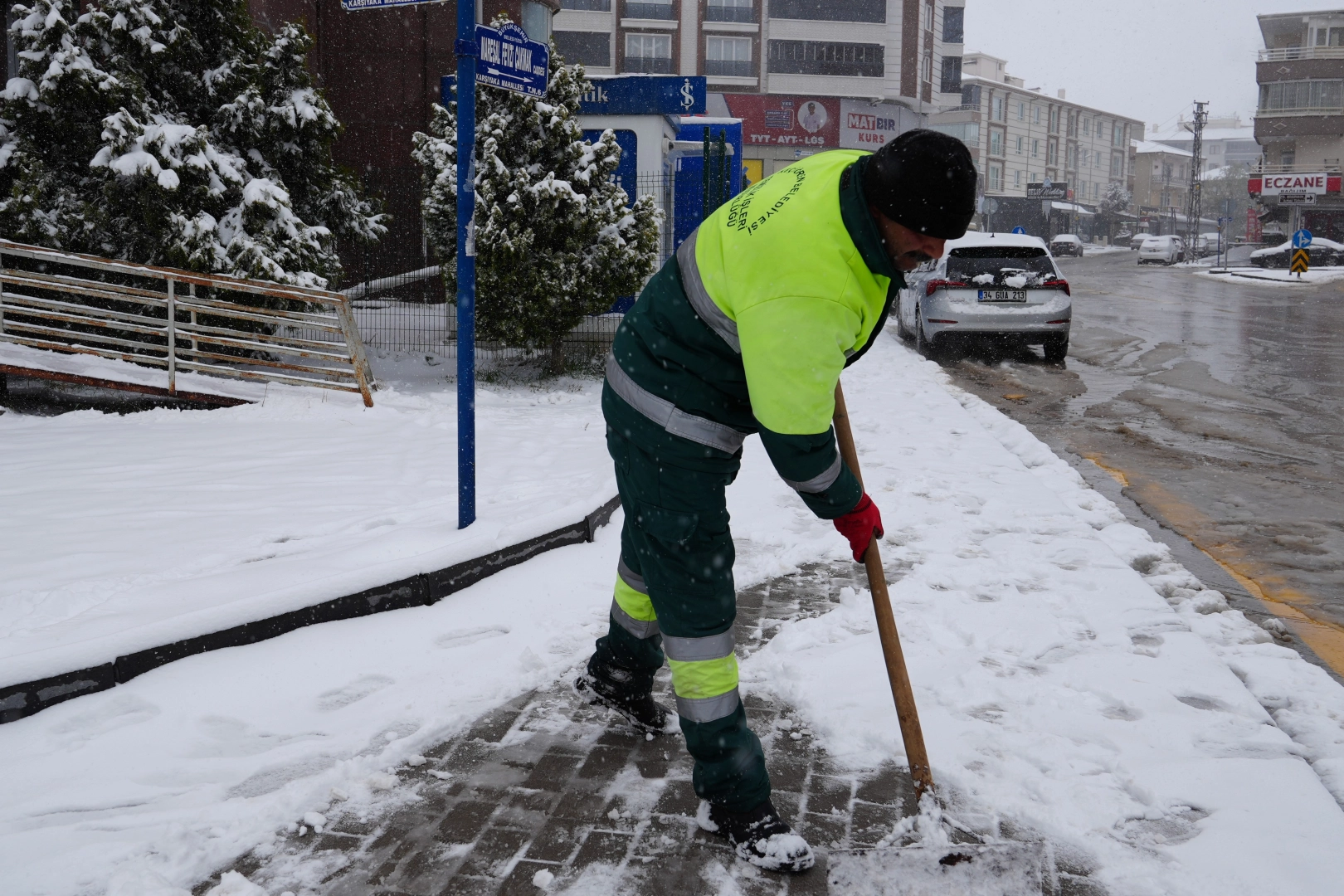 Ankara’da Keçiören Belediyesi, yoğun kar yağışı nedeniyle sabah erken saatlerde