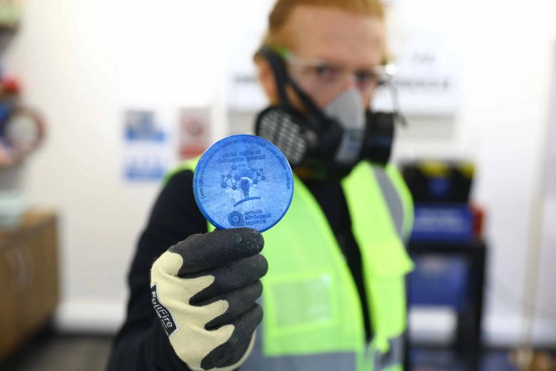 Antalya Büyükşehir Belediyesi, plastik şişelerden toplanan plastik kapakları geri dönüştürüyor.