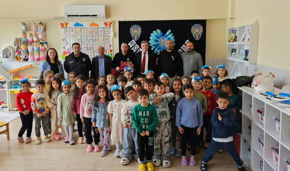 Antalya’nın Kumluca ilçesindeki Mimar Sinan İlkokulu’nda polis haftası kapsamında renkli