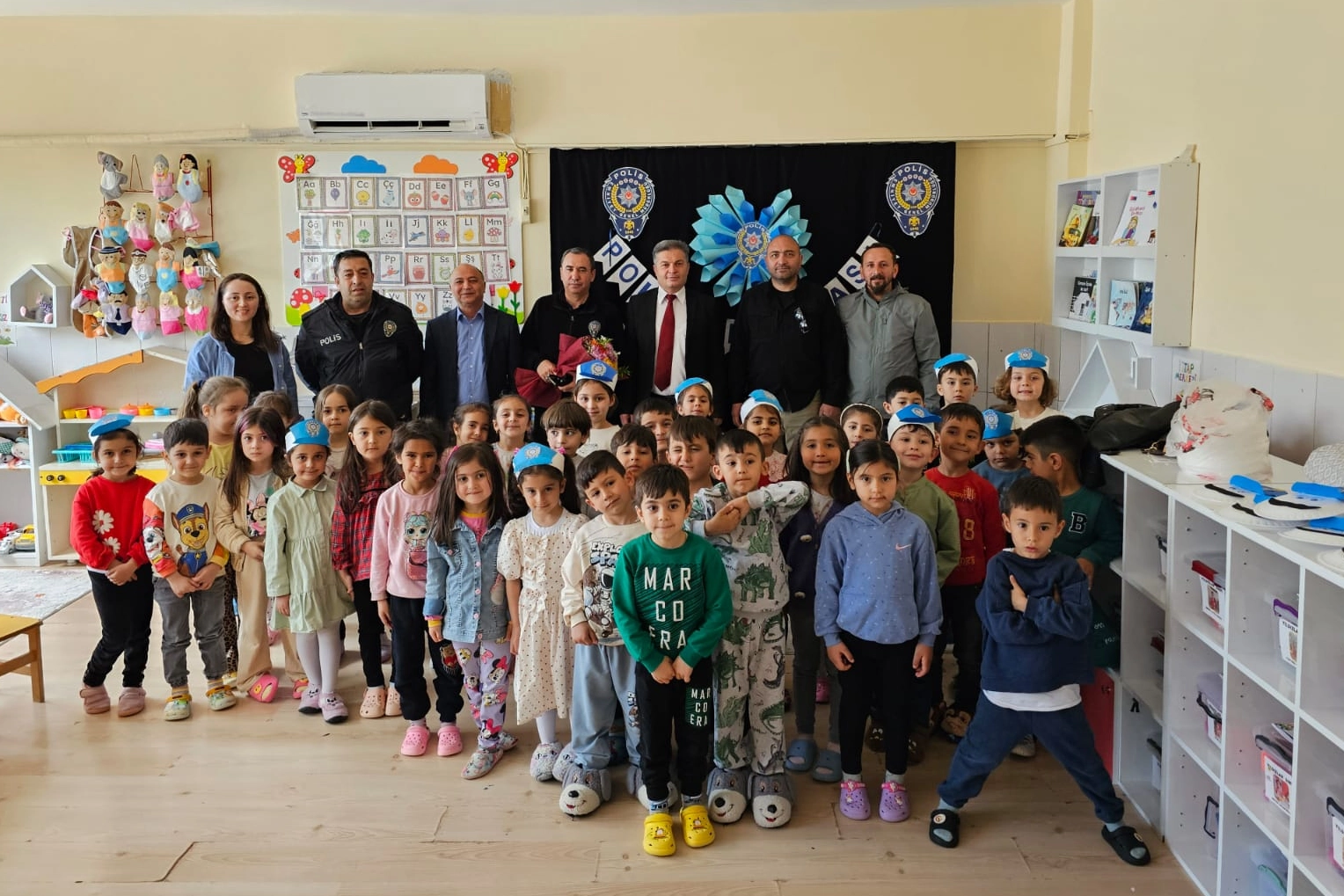 Antalya’nın Kumluca ilçesindeki Mimar Sinan İlkokulu’nda polis haftası kapsamında renkli