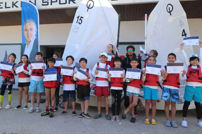 Antalya Büyükşehir Belediyesi’nin ilk kez düzenlediği  “Temel Yelken Eğitimi” kursuna