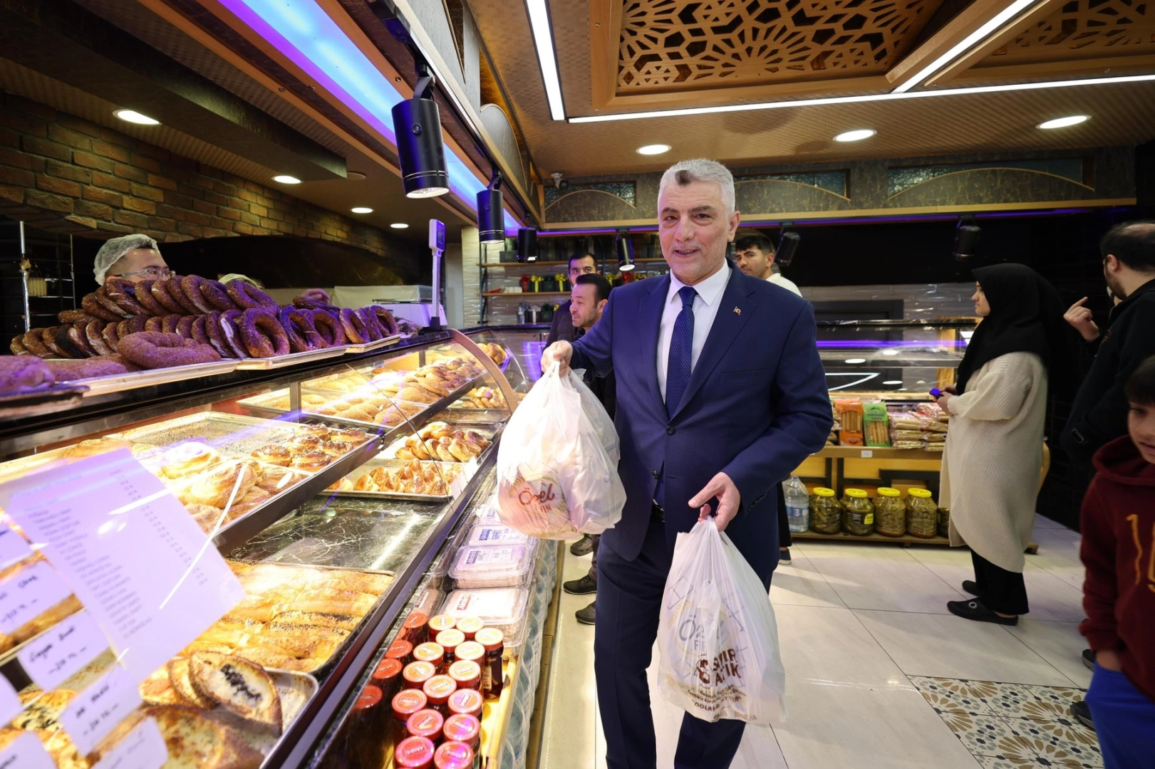 Ticaret Bakanı Prof. Dr. Ömer Bolat, Ankara’da yaptığı esnaf ziyaretlerinde