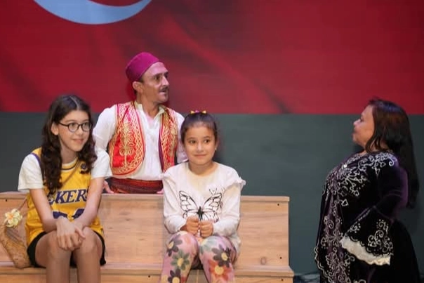 Balıkesir’in Gömeç ilçesinde; Ayvalık Ercan Kubaş Sanat Tiyatrosu tarafından sahnelenen