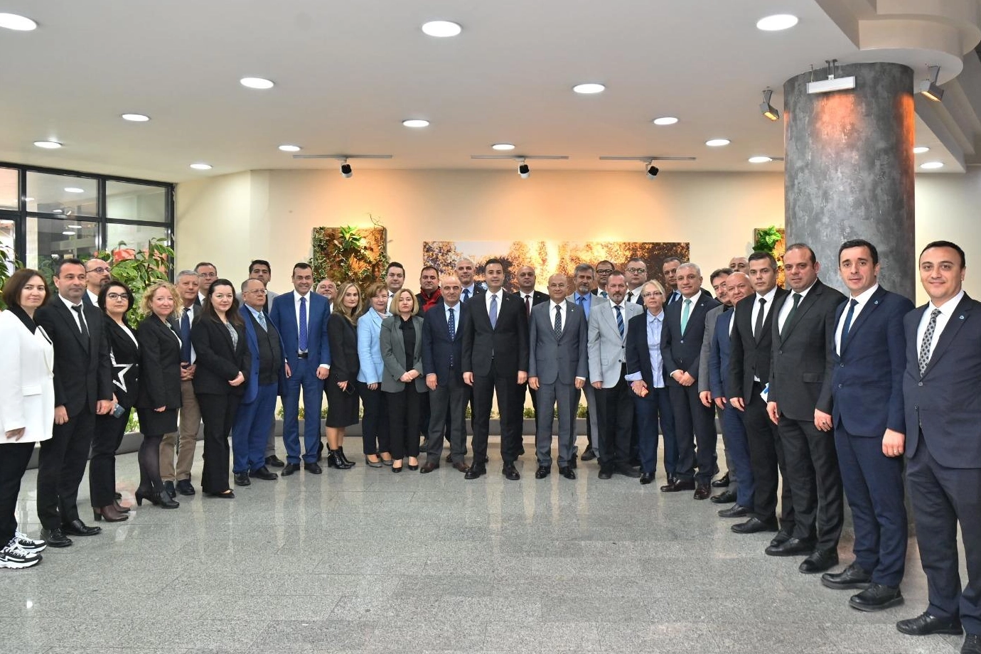 Balıkesir Büyükşehir Belediye Başkanı Ahmet Akın, üst yönetimiyle gerçekleştirdiği toplantıda