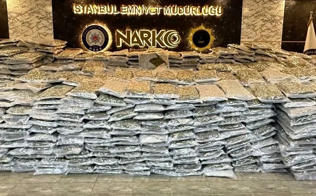 İçişleri Bakanı Ali Yerlikaya, İstanbul Başakşehir’de düzenlenen uyuşturucu operasyonunda 880