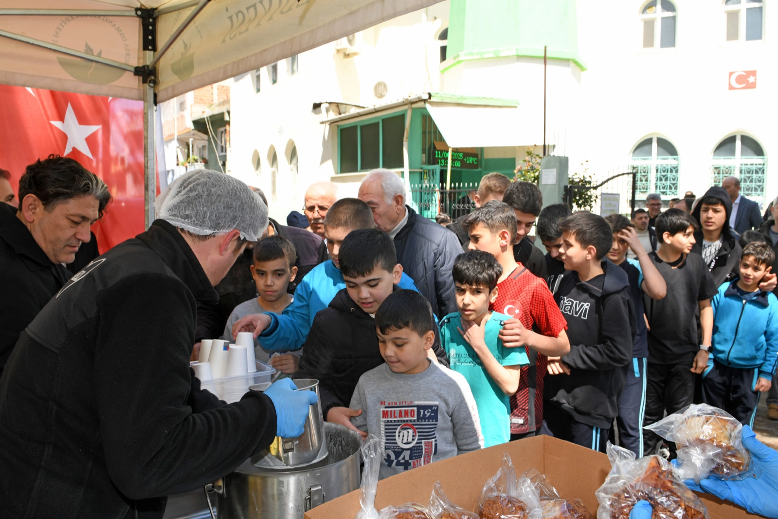 Bursa Osmangazi Belediye Başkanı Erkan Aydın, Fatih Mahallesi’ni ziyaret ederek