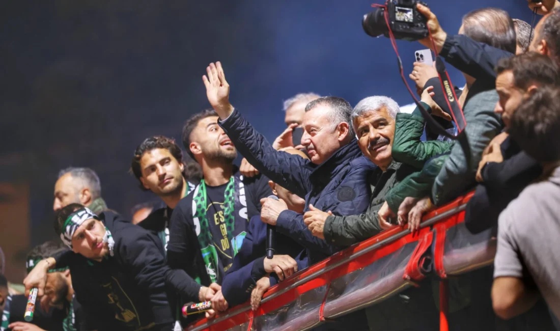 Kocaelispor taraftarı, Kocaeli Büyükşehir Belediye Başkanı Doç.Dr.Tahir Büyükakın’a şampiyonluk kutlamasında