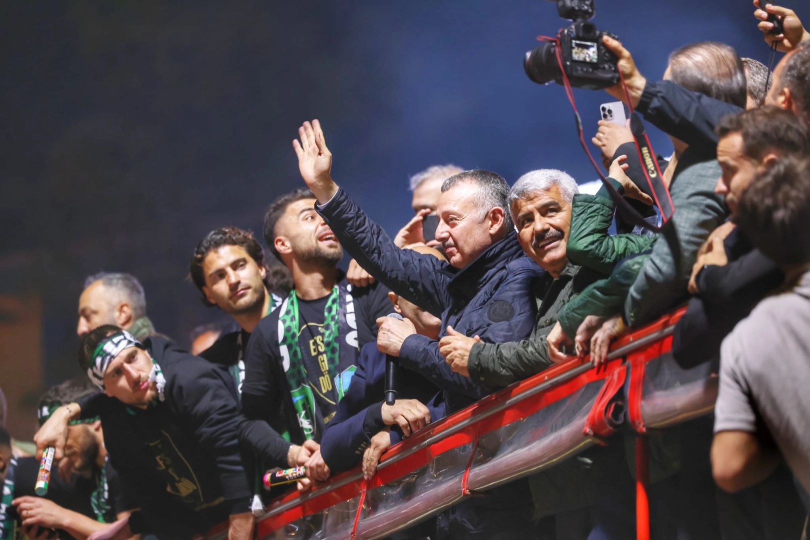 Kocaelispor taraftarı, Kocaeli Büyükşehir Belediye Başkanı Doç.Dr.Tahir Büyükakın’a şampiyonluk kutlamasında