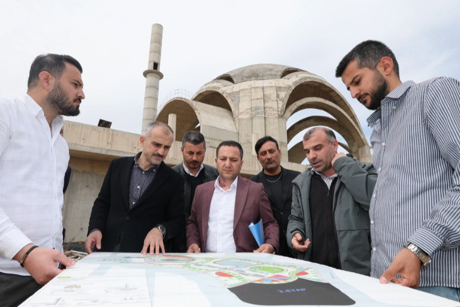 Kocaeli Çayırova Belediye Başkanı Bünyamin Çiftçi, Çayırova Kent Meydanı’nda yürütülen