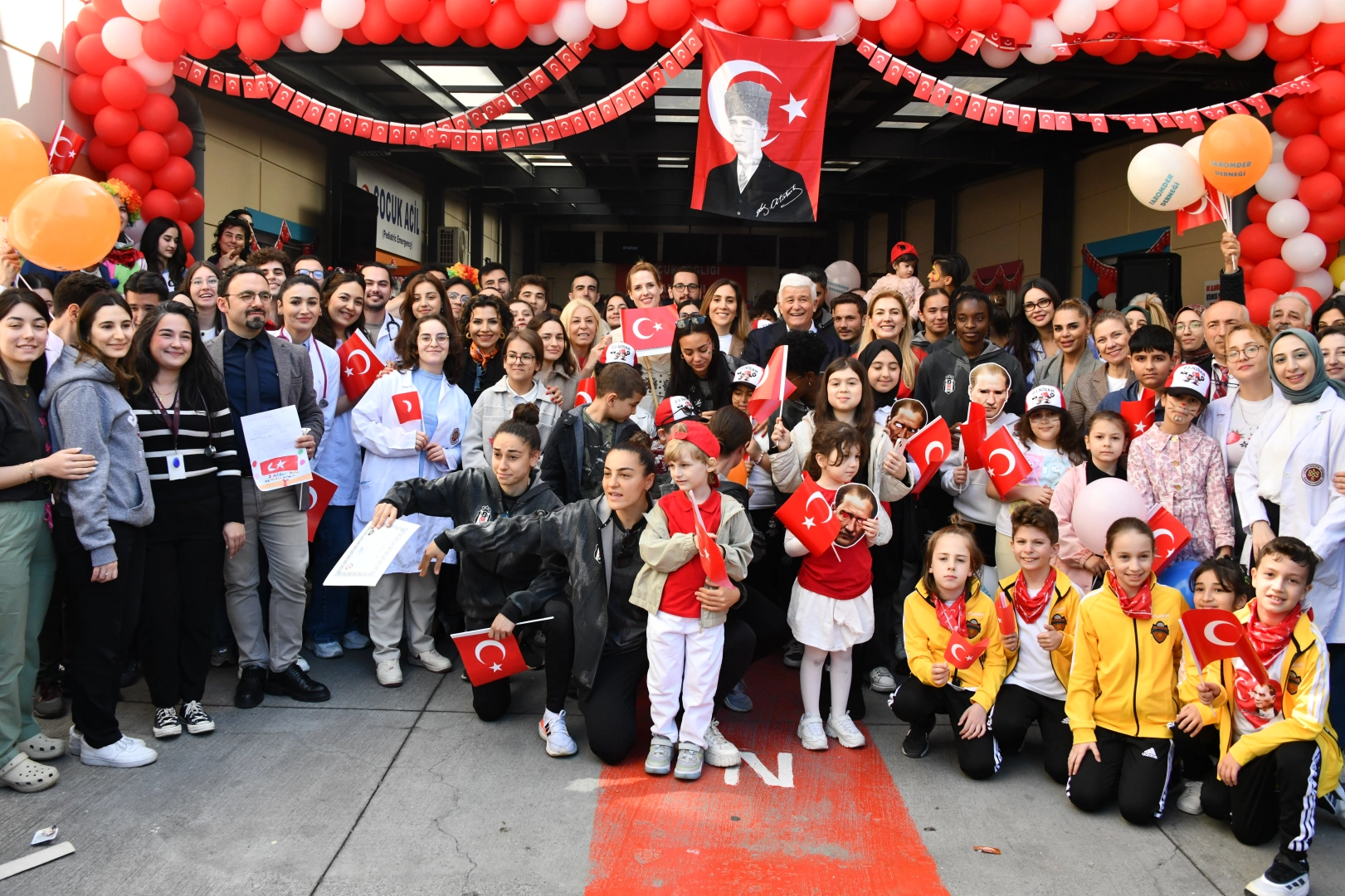 Cerrahpaşa Tıp Fakültesi Hastanesi bahçesine kurulan oyun alanlarında sporcular, ünlüler