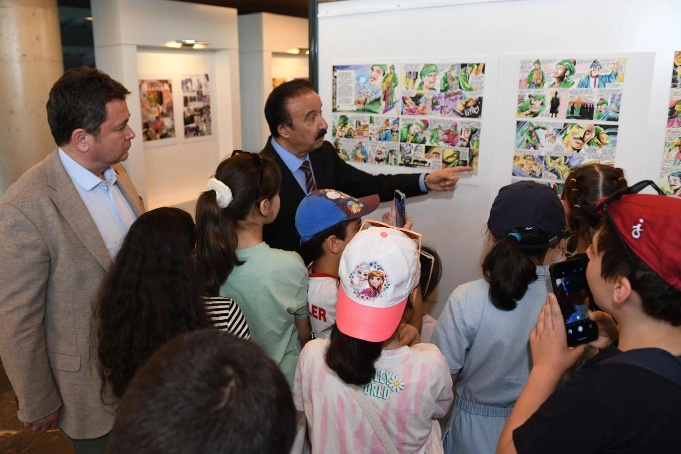 Bursa’da Osmangazi Belediyesi’nin ev sahipliğinde gerçekleşen ‘Elinde Fırça Dilinde Müzik’