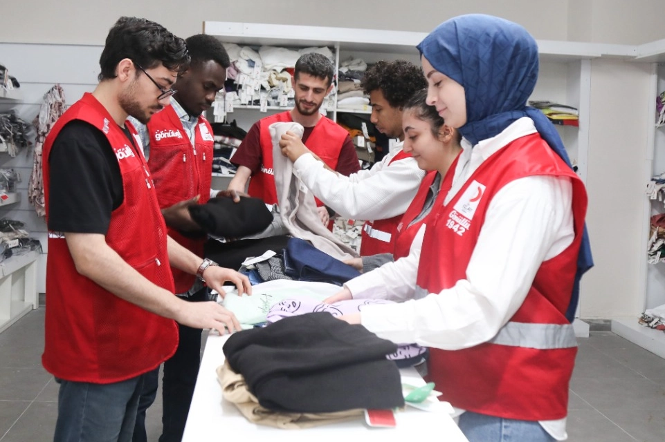 Bursa Teknik Üniversitesinde ihtiyaç sahibi öğrenciler için “Kızılay Butik” açıldı.