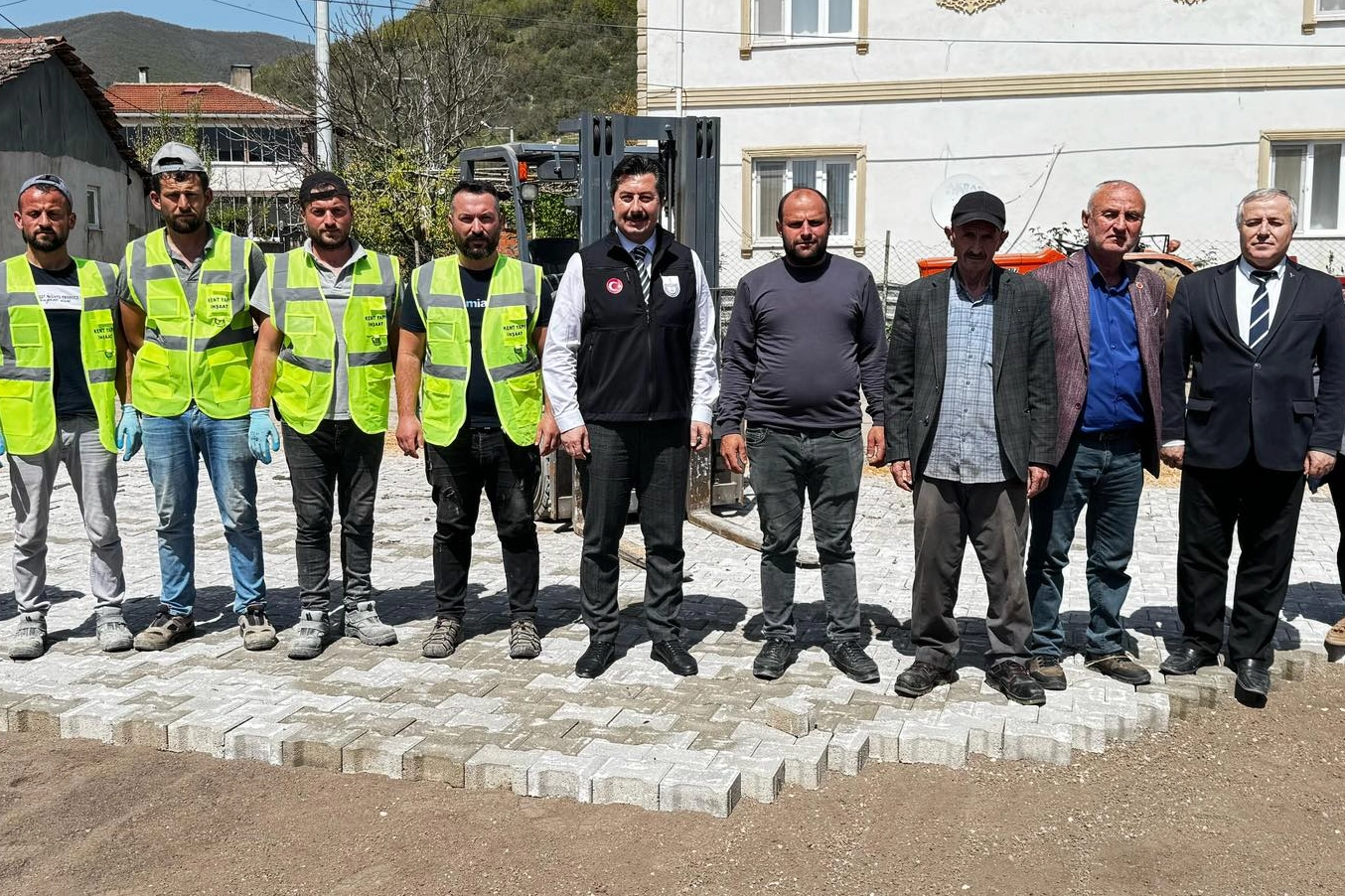 Bursa’da Yenişehir Belediye Başkanı Ercan Özel, Burcun Mahallesi’nde yapımı devam