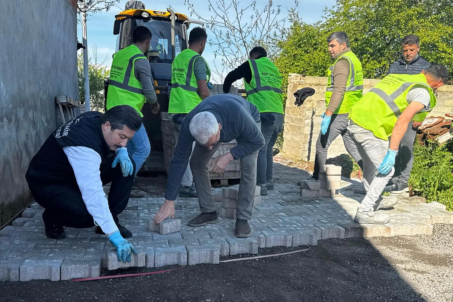 Bursa’da Yenişehir Belediye Başkanı Ercan Özel, Akbıyık Mahallesi’nde yapılan çalışmaları