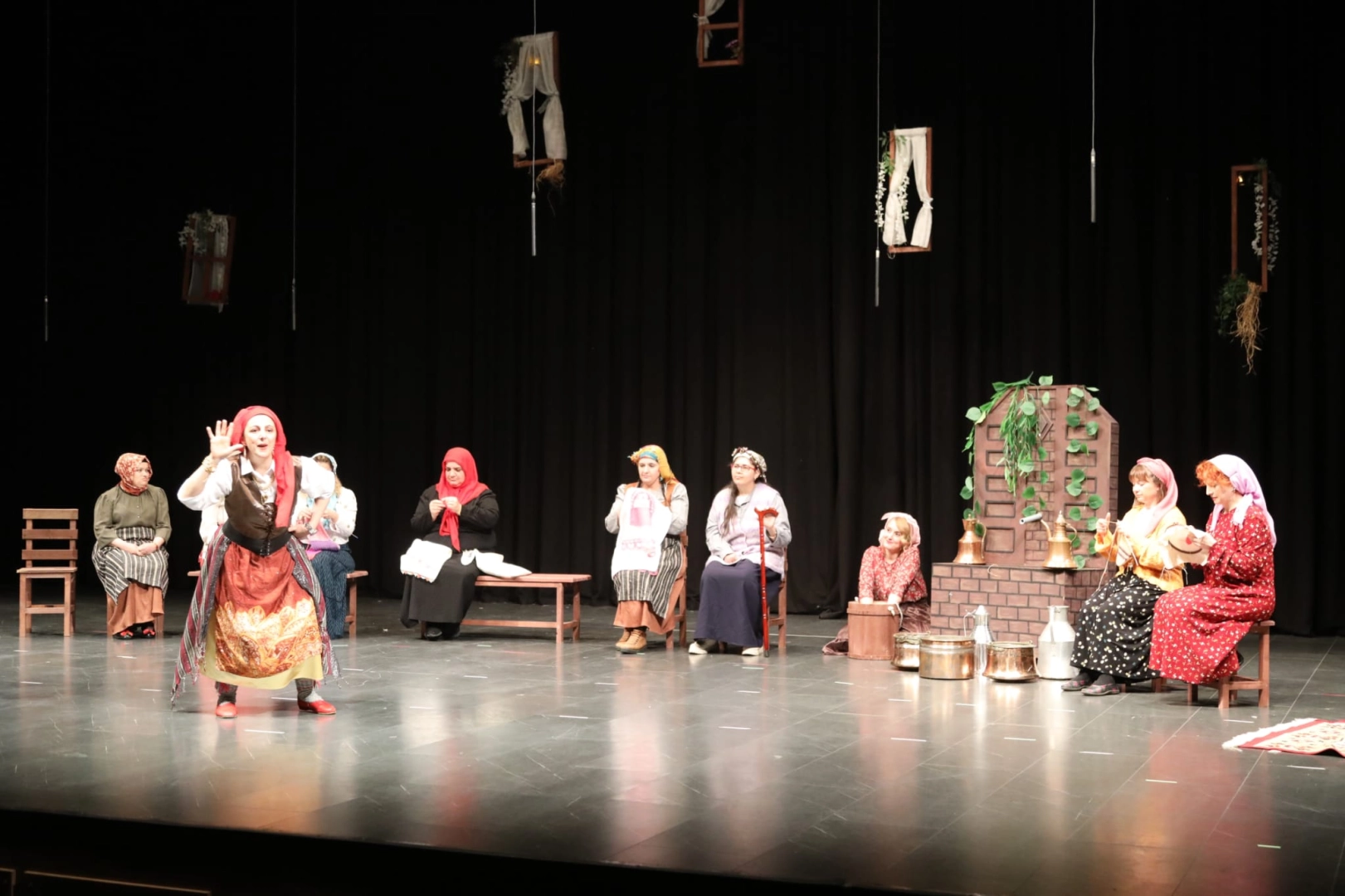 Çayırovalı kadın oyuncuların hazırladığı ve sahnelediği ‘Küçük Köy’ün Büyük Kadınları’