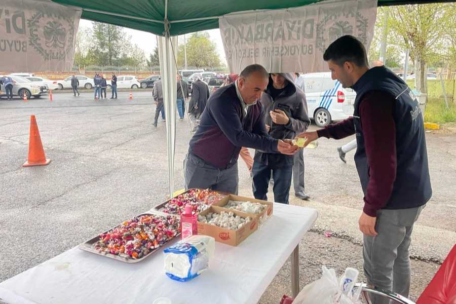 Diyarbakır Büyükşehir Belediyesi, Ramazan Bayramı dolayısıyla kabir ziyareti yapan yurttaşlara,
