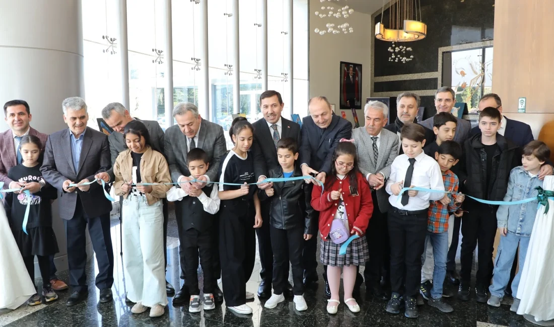 Konya Karatay Belediyesi Hizmet Binası girişinde açılan sergide, Görsel Sanatlar
