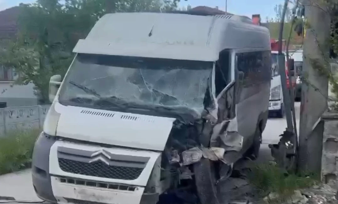 Düzce’de sürücüsü henüz belirlenemeyen bir servis minibüsü elektrik direğine çarptı.