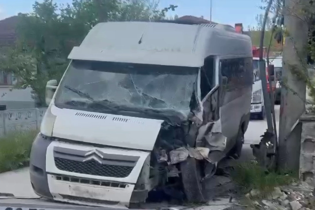 Düzce’de sürücüsü henüz belirlenemeyen bir servis minibüsü elektrik direğine çarptı.