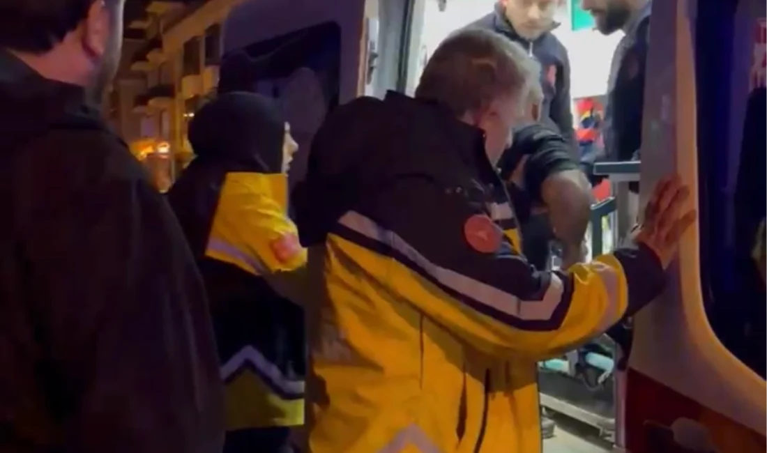 Düzce’de Cumhuriyet Caddesi üzerinde bir motosiklet sürücüsü, yolun karşısına geçmeye