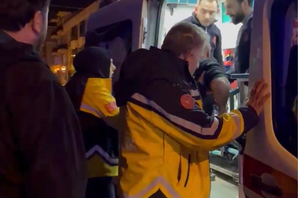 Düzce’de Cumhuriyet Caddesi üzerinde bir motosiklet sürücüsü, yolun karşısına geçmeye