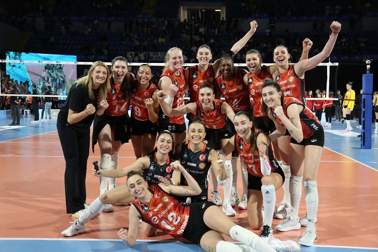 AXA Sigorta Kupa Voley Kadınlar yarı finalinde İzmir’de VakıfBank ile