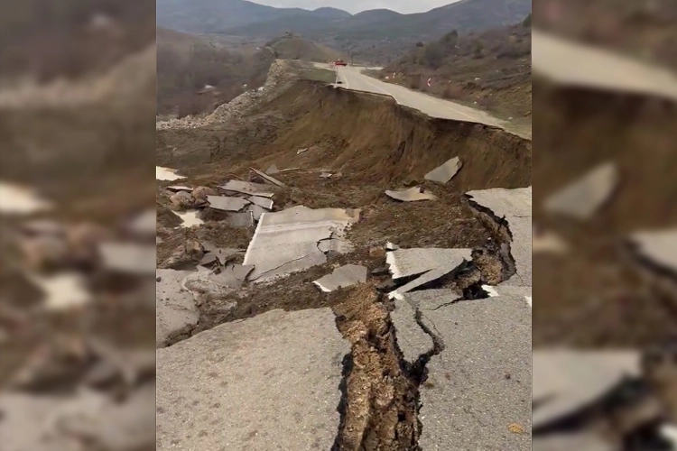 Erzincan-Kelkit karayolunda Balkaya Köyü mevkiinde yaşanan yol kayması nedeniyle yol