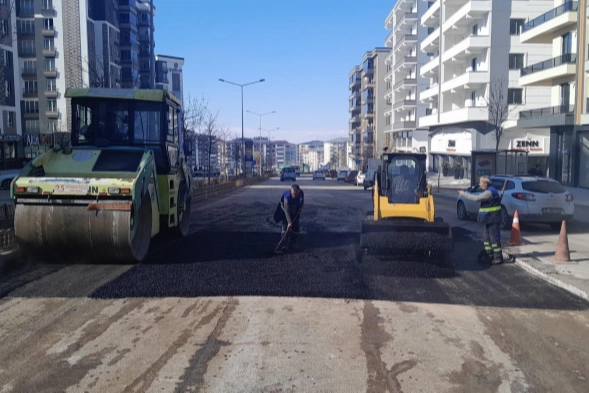 Erzurum Büyükşehir Belediyesi elverişsiz hava şartlarına rağmen asfalt sezonunu erkenden