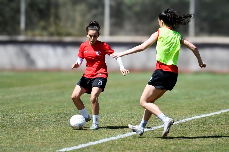 Turkcell Kadın Futbol Süper Lig’inde şampiyonluk mücadelesi veren Ankara Büyükşehir